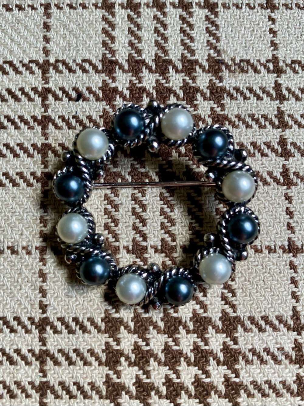 Avon Elegant Pearl Circle Brooch in Black and White Pearls